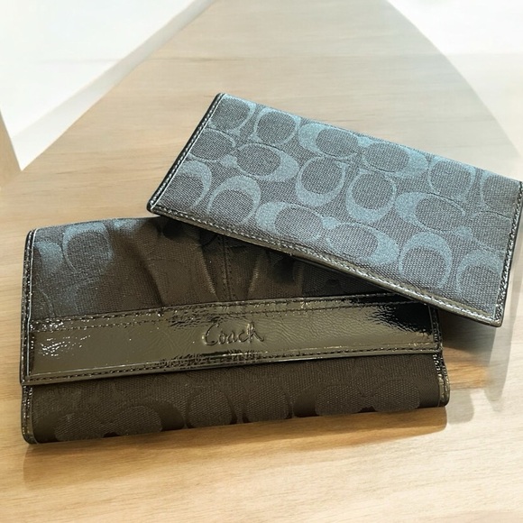 EUC~ Coach Signature Pleated Patent
Leather Trim Wallet Black. Never used - Picture 1 of 12